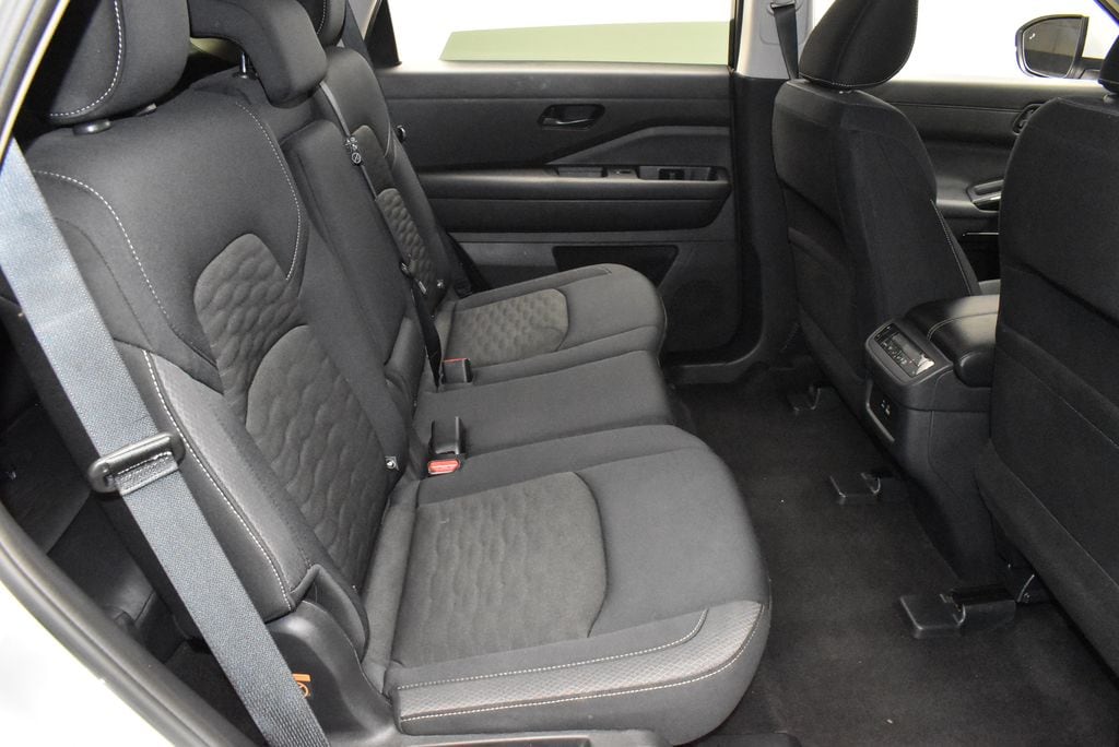 2025 Nissan Pathfinder SV - Photo 28