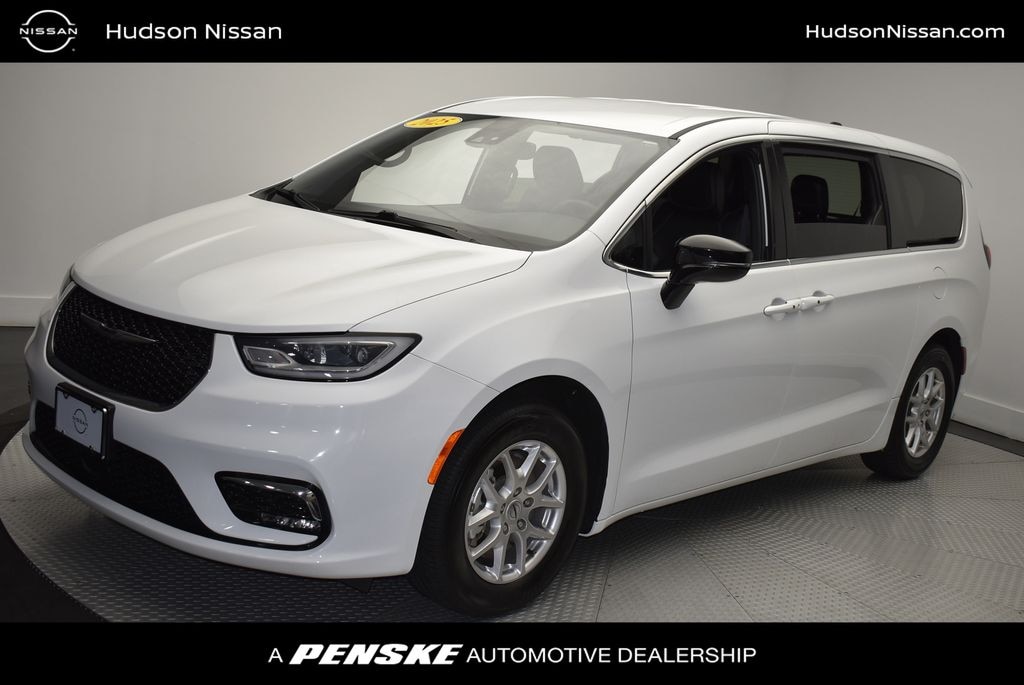 Used 2025 Chrysler Pacifica Select Van Passenger Van