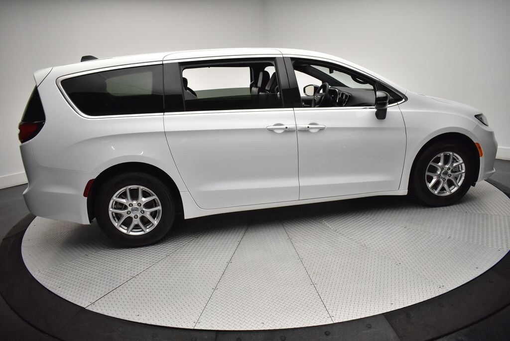 Used 2025 Chrysler Pacifica Select Van Passenger Van