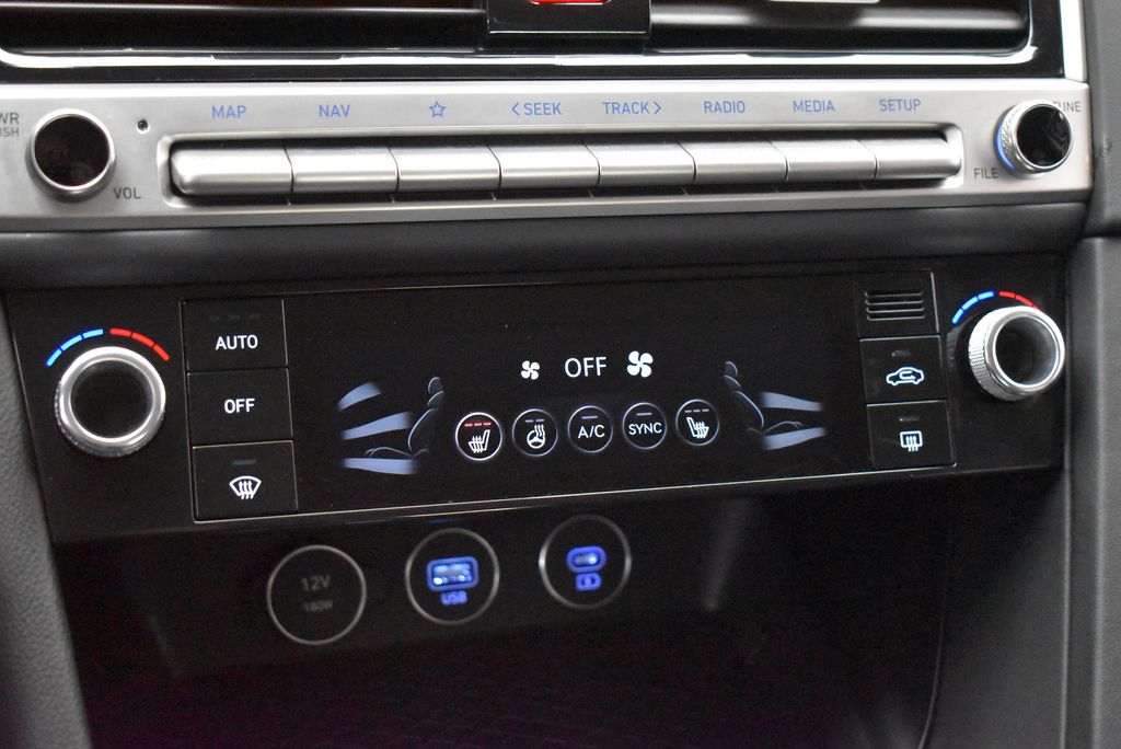 2025 GENESIS G70 21