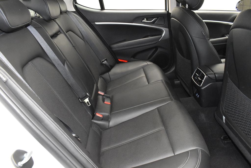 2025 GENESIS G70 32