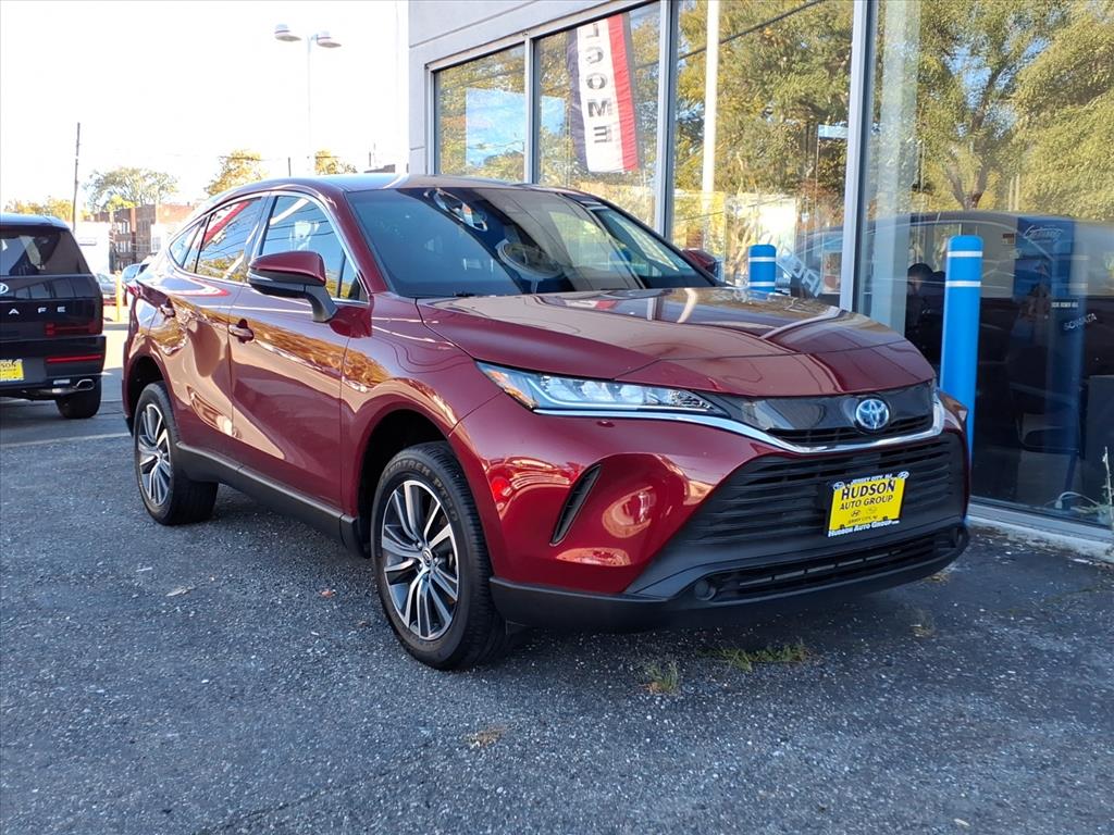 2022 Toyota Venza LE's photo