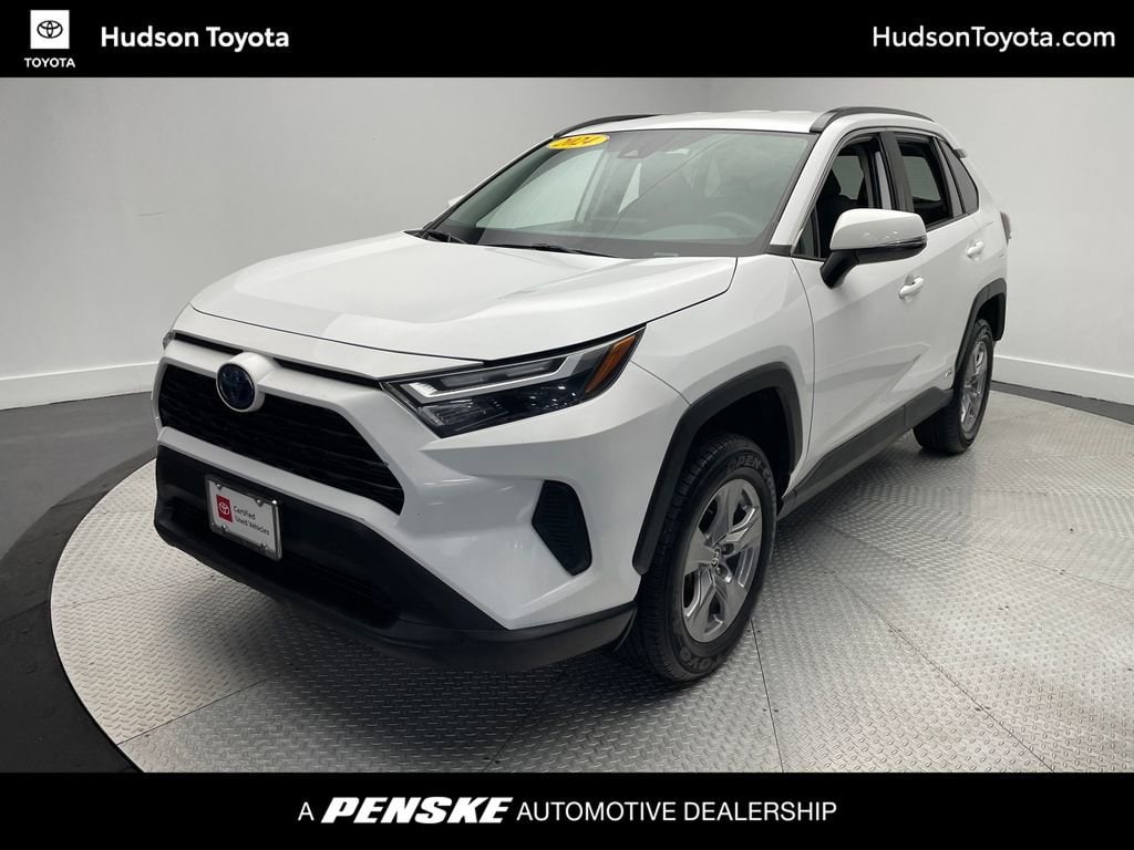 2024 Toyota RAV4 XLE's photo