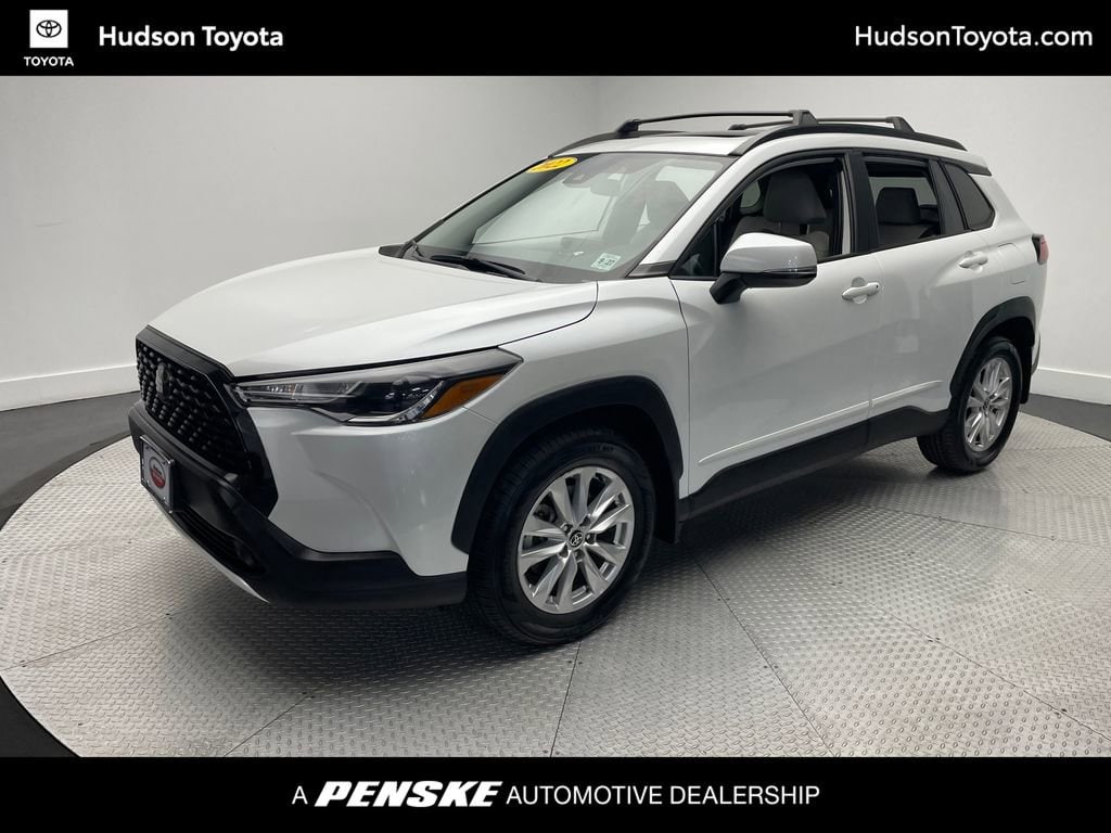 2022 Toyota Corolla Cross LE's photo