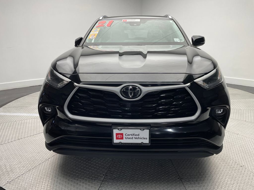 2021 Toyota Highlander XLE photo 2