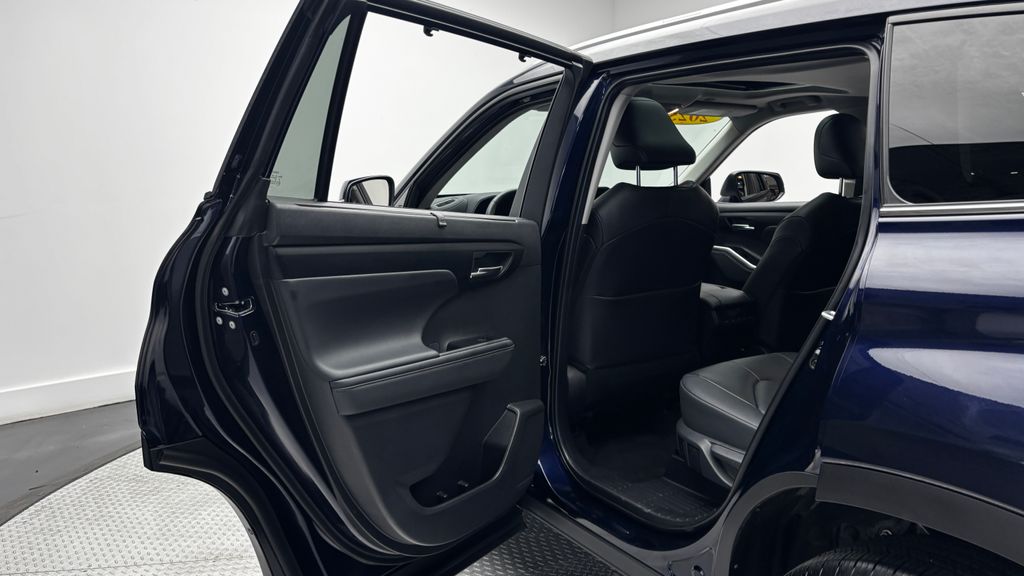 2025 Toyota Highlander XLE - Photo 36