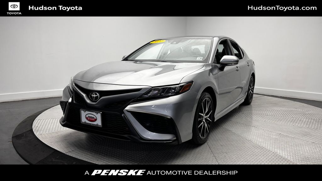 2022 Toyota Camry SE's photo