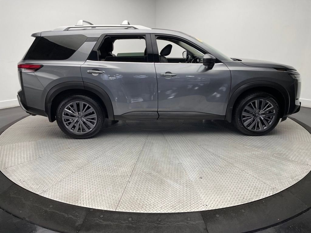 Used 2024 Nissan Pathfinder SL SUV