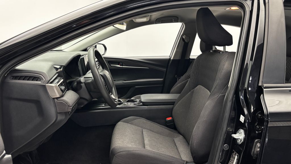 2025 Toyota Camry LE - Photo 14