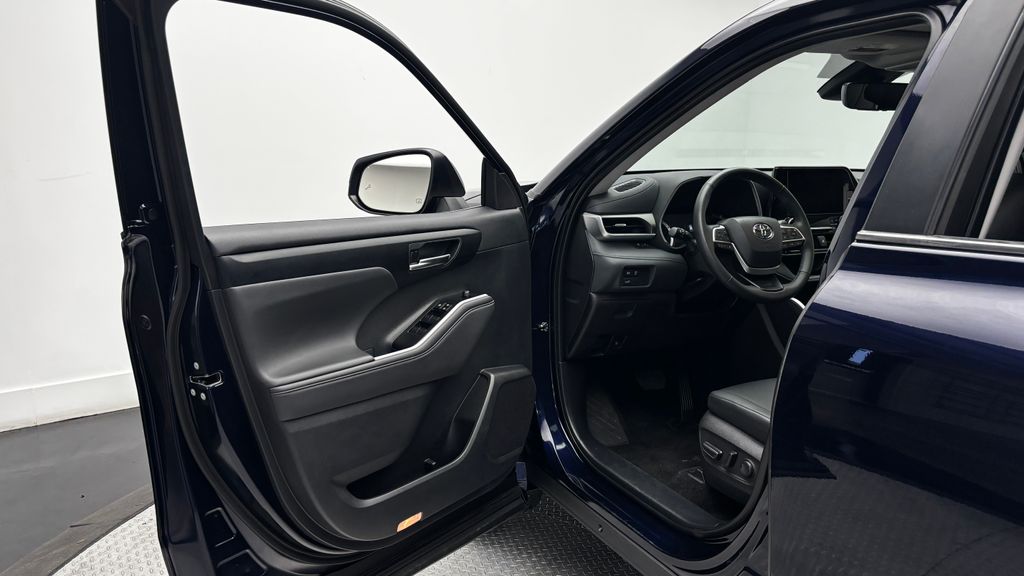 2025 Toyota Highlander XLE - Photo 18