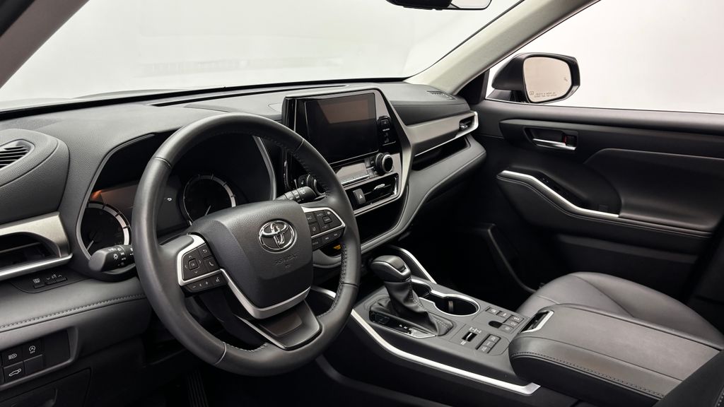 2025 Toyota Highlander XLE - Photo 16