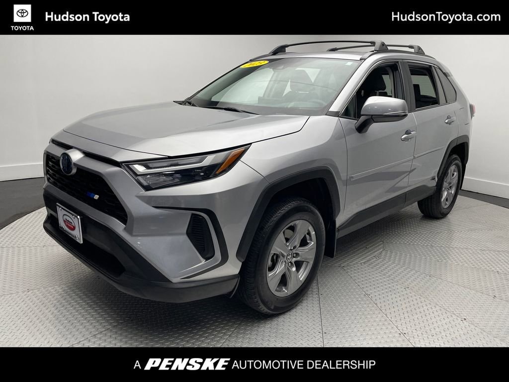 2023 Toyota RAV4 XLE's photo