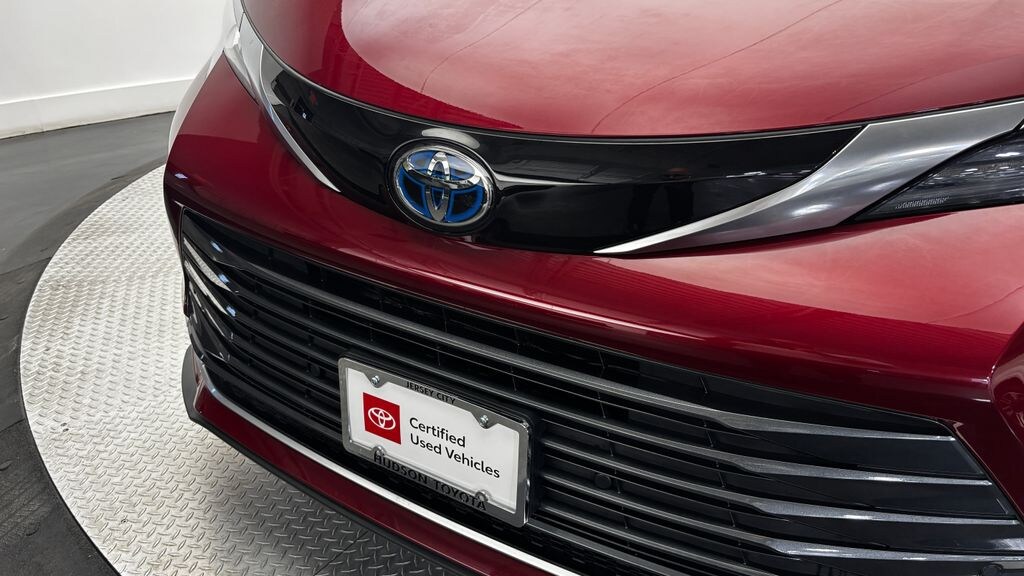 Certified 2025 Toyota Sienna Limited 7 Passenger Van Passenger Van