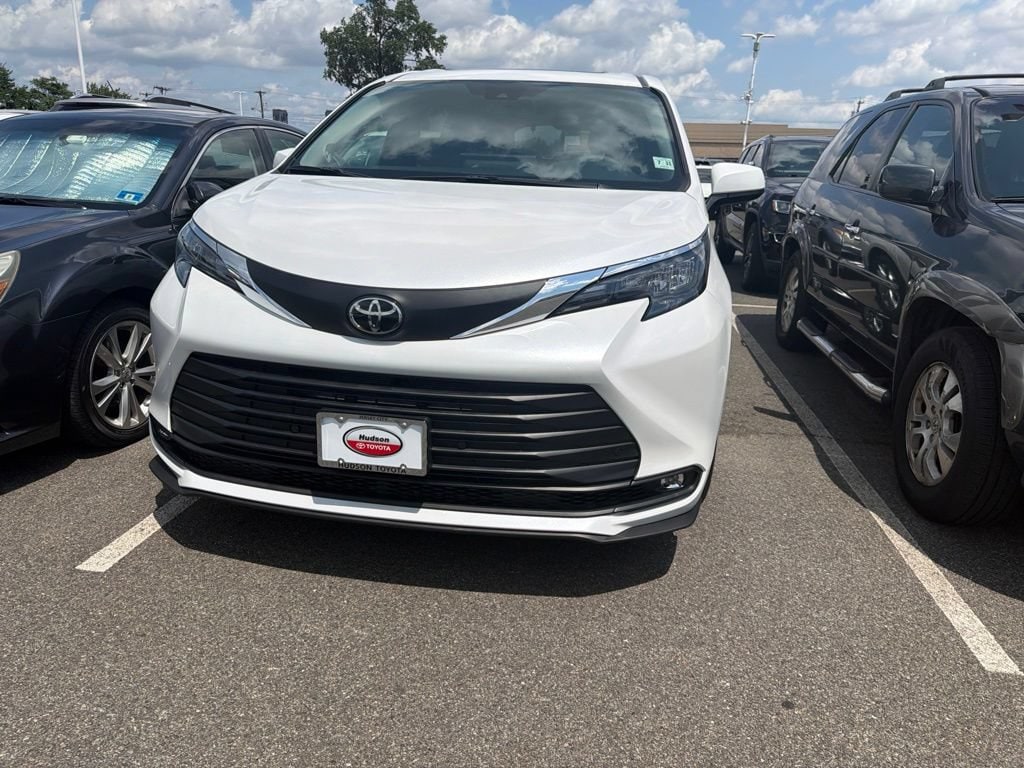 New 2026 Toyota Sienna XLE 7 PASSENGER