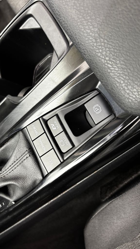 2025 Toyota Camry LE - Photo 29