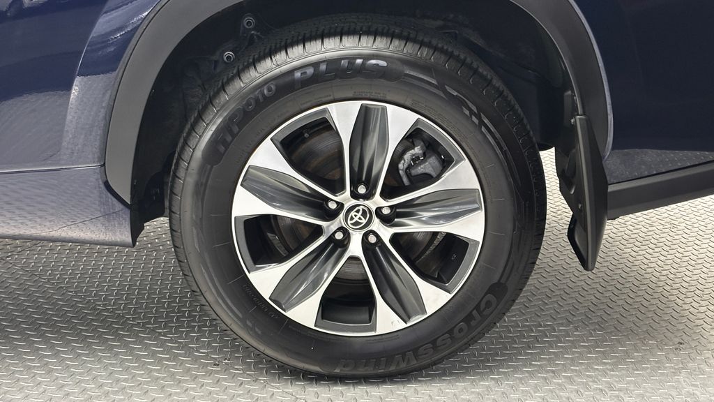 2025 Toyota Highlander XLE - Photo 6