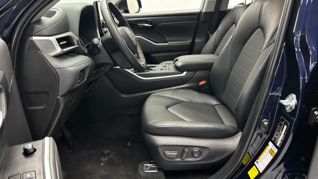 2025 Toyota Highlander XLE - Photo 12