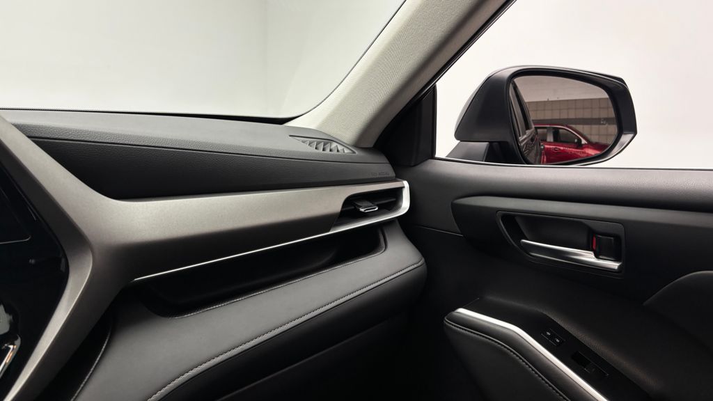 2025 Toyota Highlander XLE - Photo 27