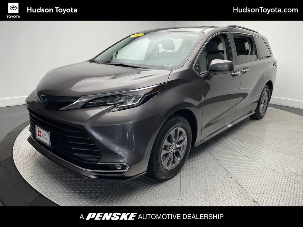2023 Toyota Sienna XLE's photo