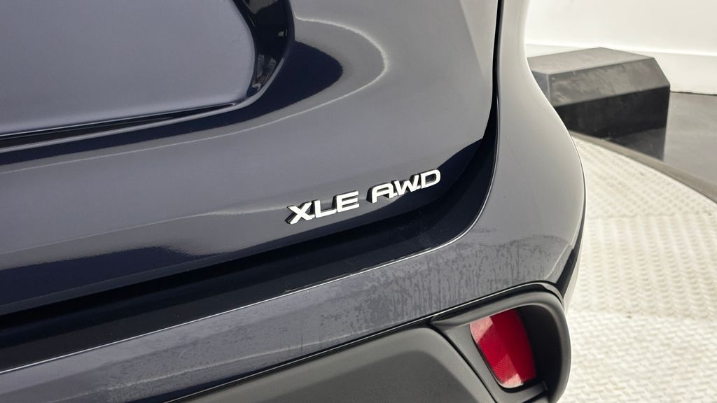 2025 Toyota Highlander XLE - Photo 9