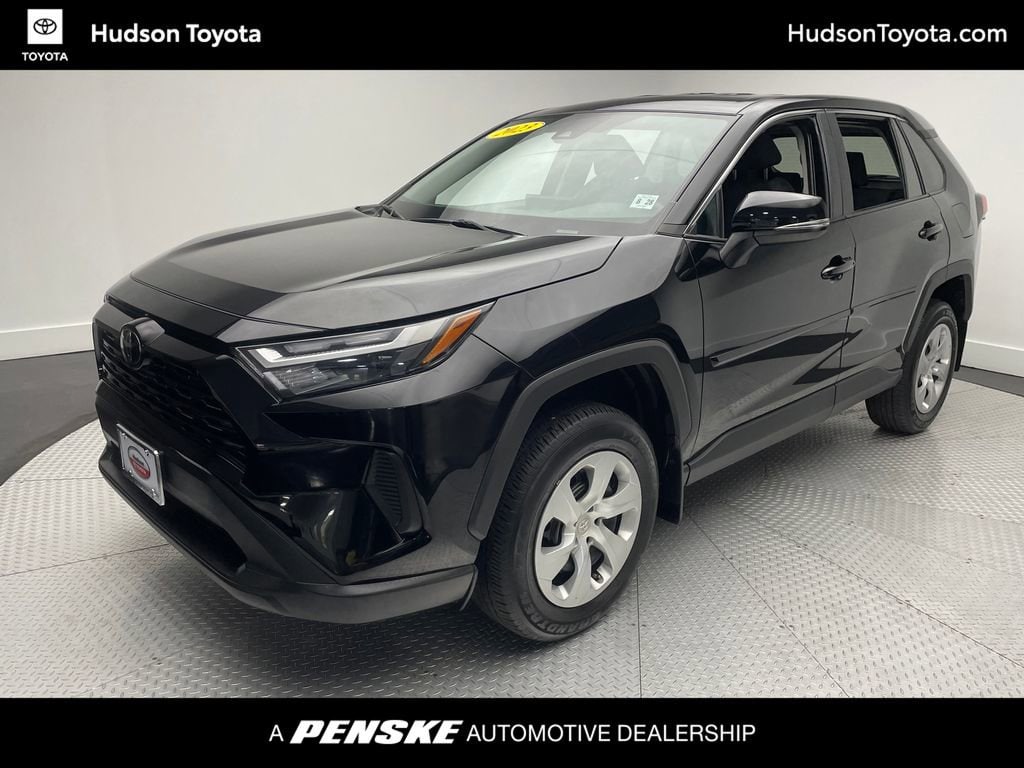 2023 Toyota RAV4 LE's photo