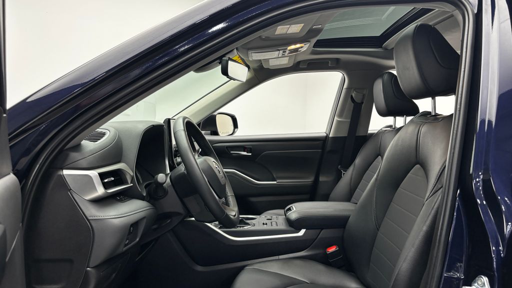2025 Toyota Highlander XLE - Photo 11