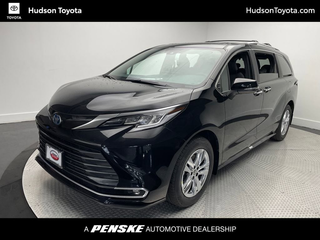 2025 Toyota Sienna Limited's photo