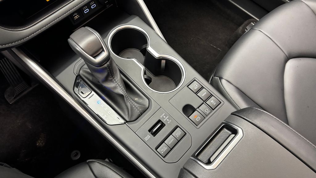 2025 Toyota Highlander XLE - Photo 25