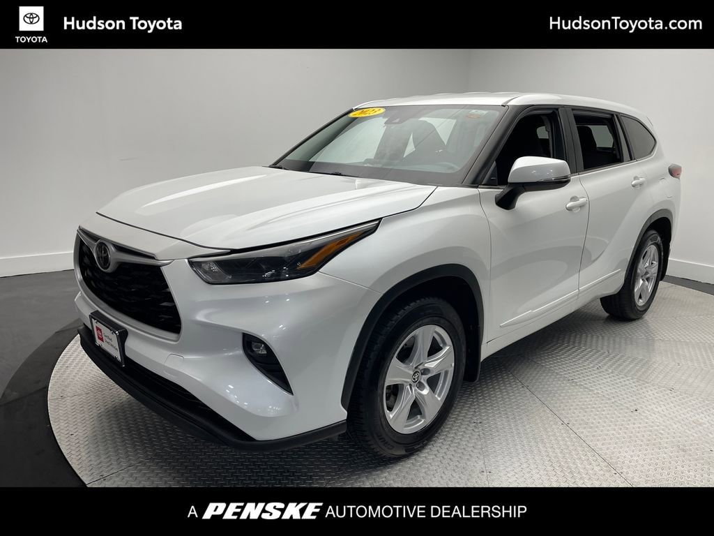 2023 Toyota Highlander LE's photo