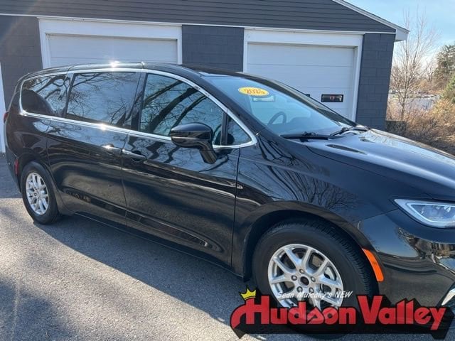 2025 Chrysler Pacifica Select's photo