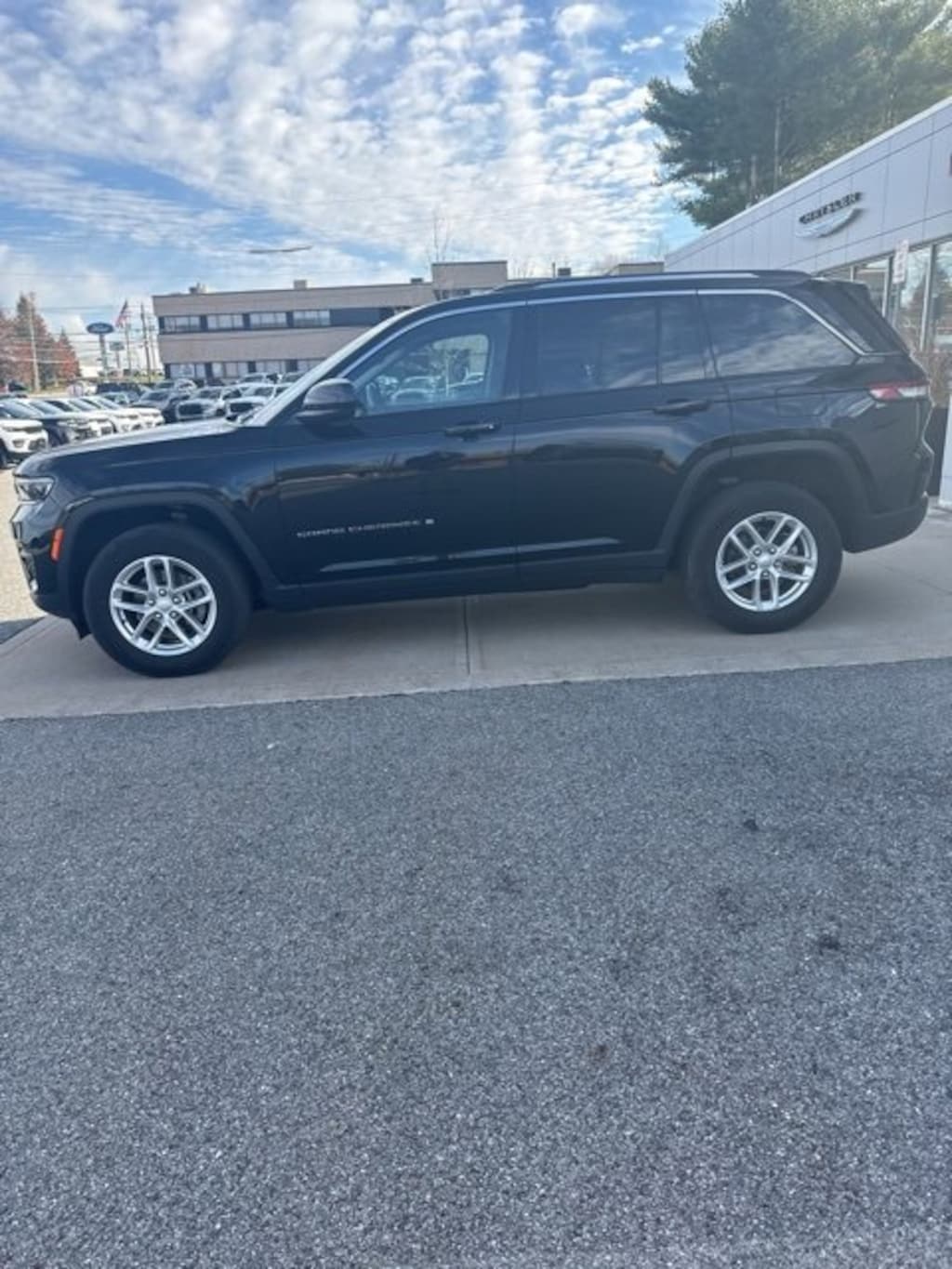 Used 2023 Jeep Grand Cherokee Laredo SUV