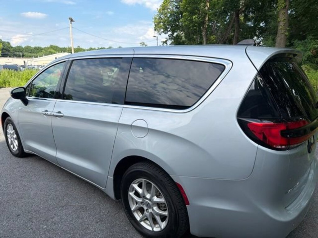Used 2023 Chrysler Pacifica Touring L Van Passenger Van
