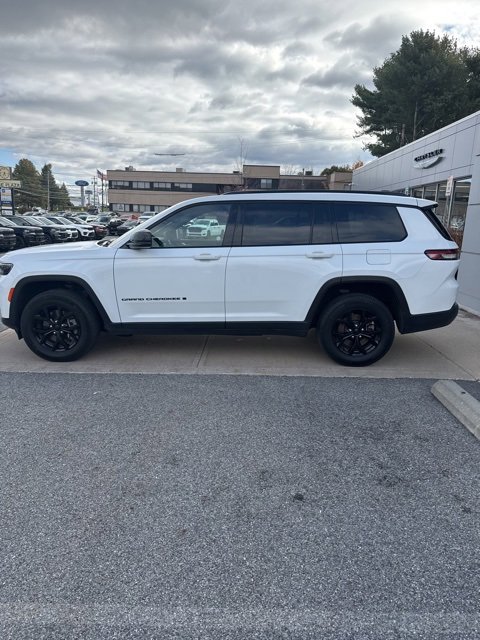 2024 Jeep Grand Cherokee Laredo photo 3