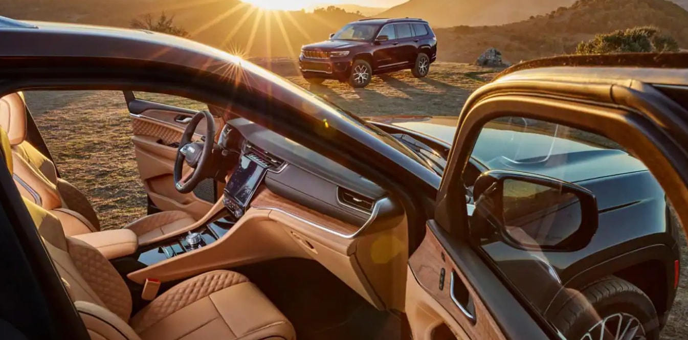 22 Grand Cherokee Door Open.png
