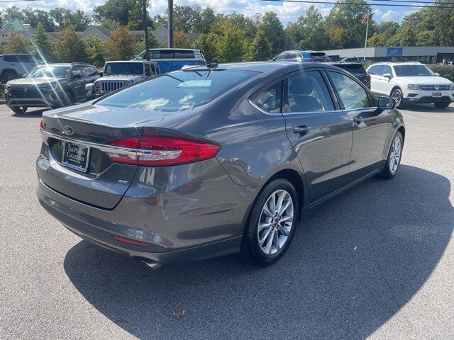 2017 Ford Fusion SE photo 4