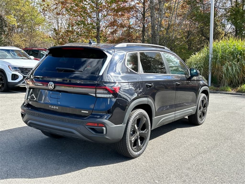 New 2025 Volkswagen Taos 1.5T SE Black SUV