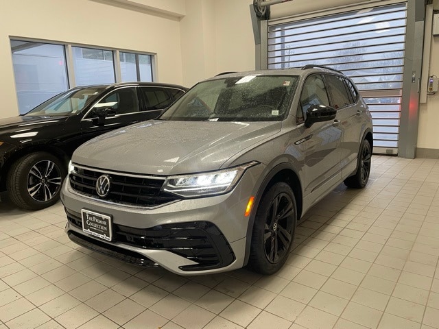 2023 Volkswagen Tiguan SE R-LINE BLACK's photo