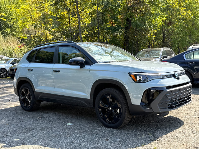 New 2027 Volkswagen Taos 1.5T SE Black SUV