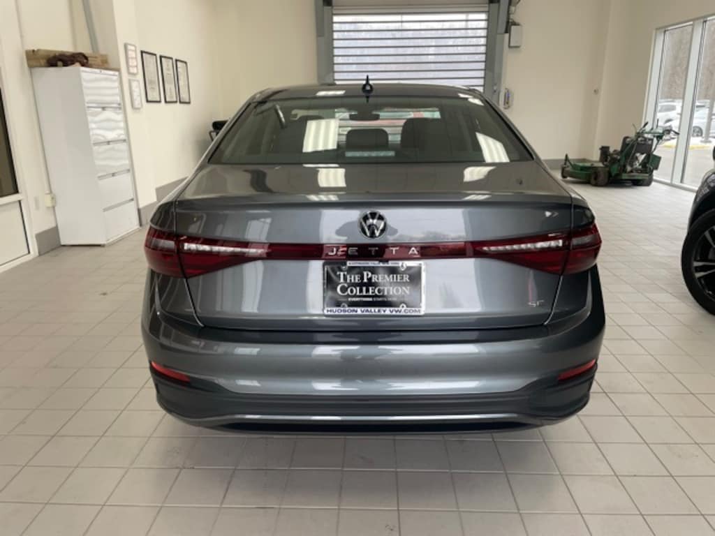 Certified 2025 Volkswagen Jetta 1.5T SE Sedan