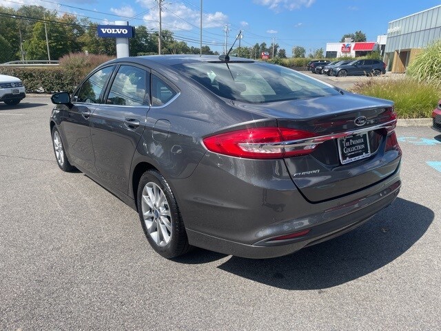 2017 Ford Fusion SE photo 2