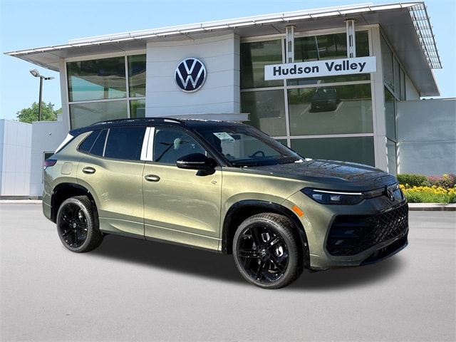 2026 Volkswagen Tiguan SE R-LINE BLACK's photo