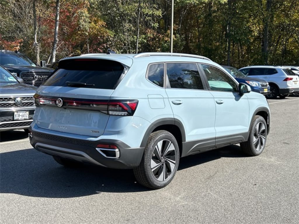 New 2025 Volkswagen Taos 1.5T SE SUV