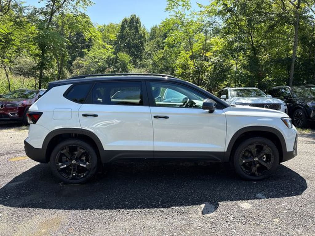 New 2026 Volkswagen Taos 1.5T SE Black SUV