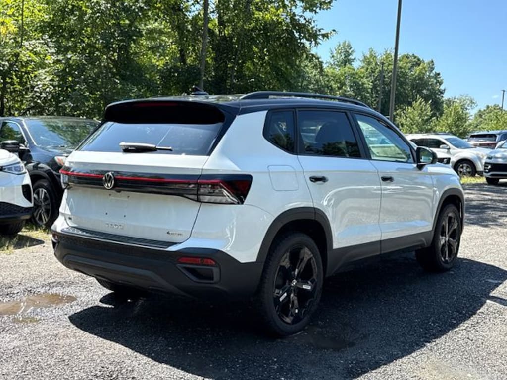 New 2026 Volkswagen Taos 1.5T SE Black SUV