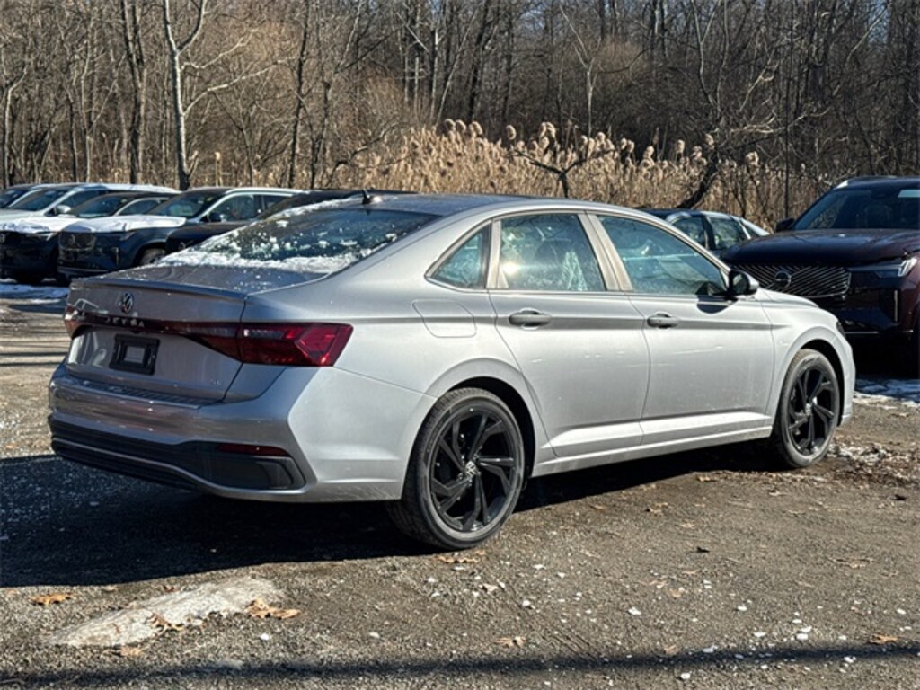 New 2025 Volkswagen Jetta 1.5T SE Sedan