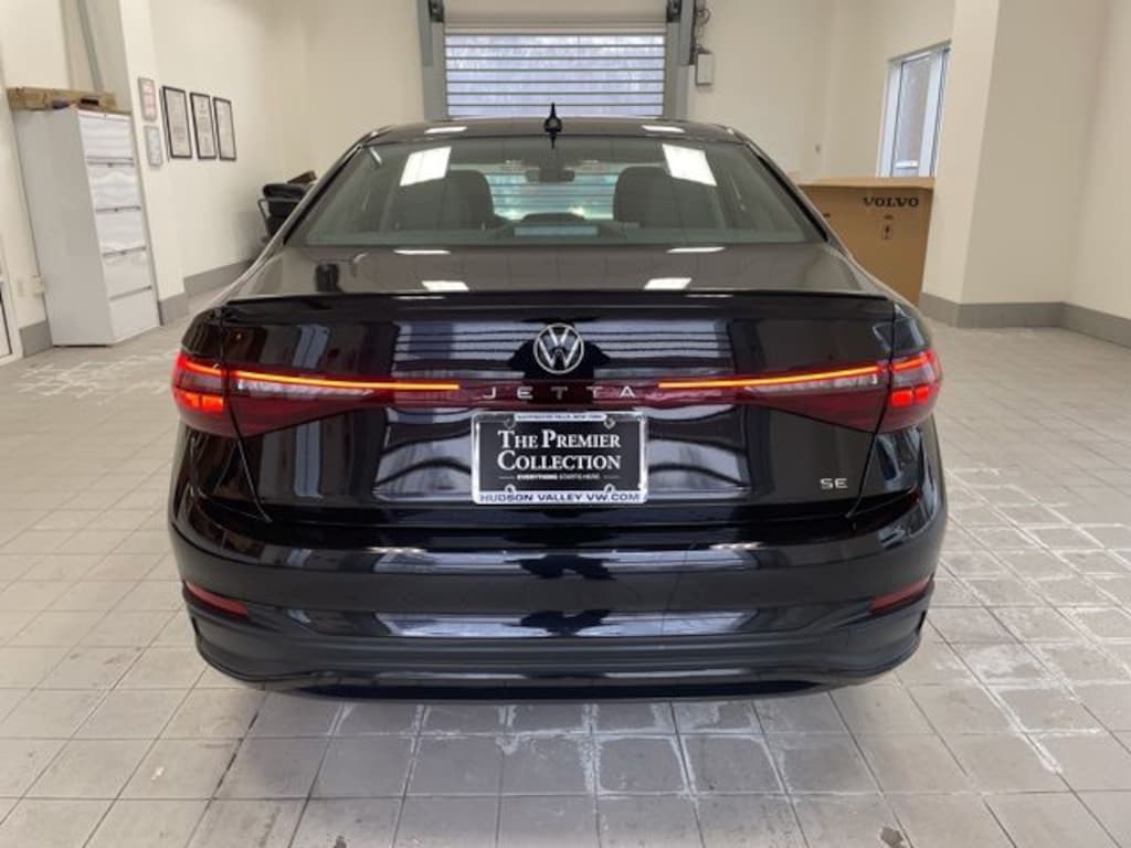 Certified 2025 Volkswagen Jetta 1.5T SE Sedan