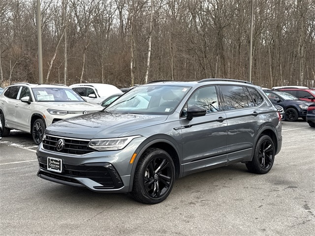 2023 Volkswagen Tiguan SE R-LINE BLACK's photo