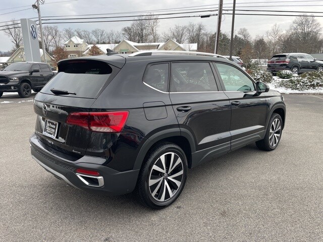 2022 Volkswagen Taos SE photo 3