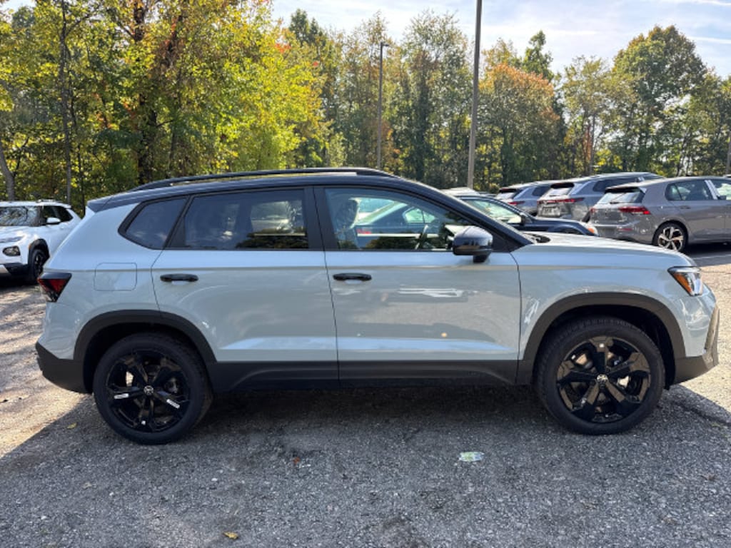 New 2027 Volkswagen Taos 1.5T SE Black SUV