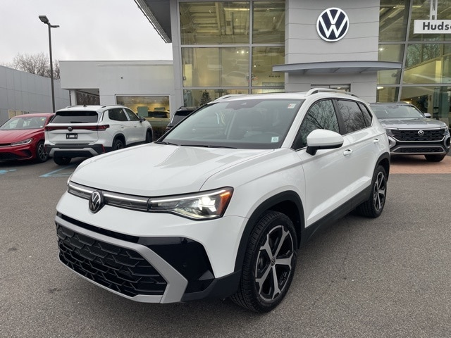 2025 Volkswagen Taos SEL's photo